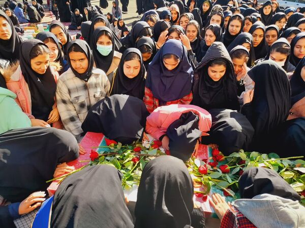 مراسم تشییع پیکر شهید گمنام با حضور دانش آموزان دختر بیرجندی 