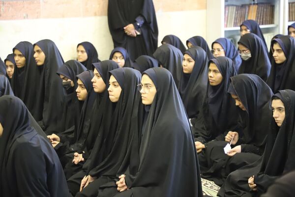 نشست پرسش و پاسخ با حضور نماینده ولی فقیه در استان و امام جمعه در دبیرستان نمونه فرهنگ