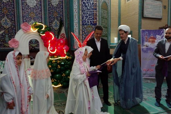 دختران مدرسه هدی 1 در خلعت زیبای عبادت