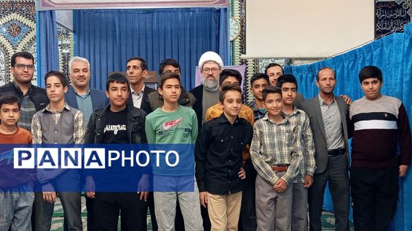 نماز جمعه با حضور دانش‌آموزان فعال بسیجی شهر بن