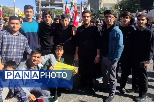 حضور دانش‌آموزان مدرسه نمونه‌‍دولتی استاد مطهری در راهپیمایی ۱۳ آبان