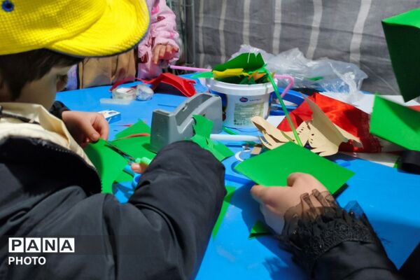حضور دانش‌آموزان و کودکان بهارستانی در راهپیمایی شبانه «جنگ رمضان»