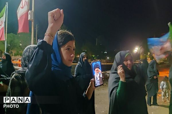 پرچم عزت را می‌بریم بالا 