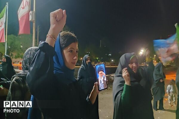 پرچم عزت را می‌بریم بالا 