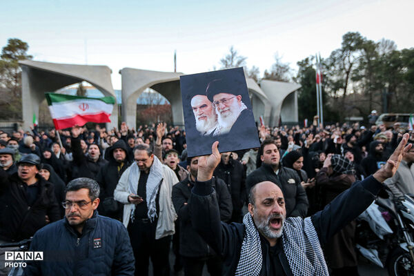 حضور مردم داغدار تهران در خیابان‌های مرکز شهر پس از اعلام خبر شهادت رهبر انقلاب