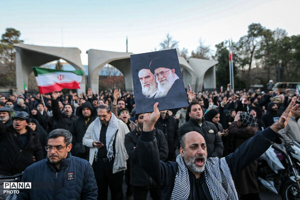 حضور مردم داغدار تهران در خیابان‌های مرکز شهر پس از اعلام خبر شهادت رهبر انقلاب