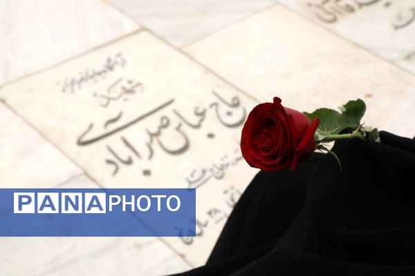 آیین غبارروبی مزار شهدا با حضور اصحاب رسانه در قم