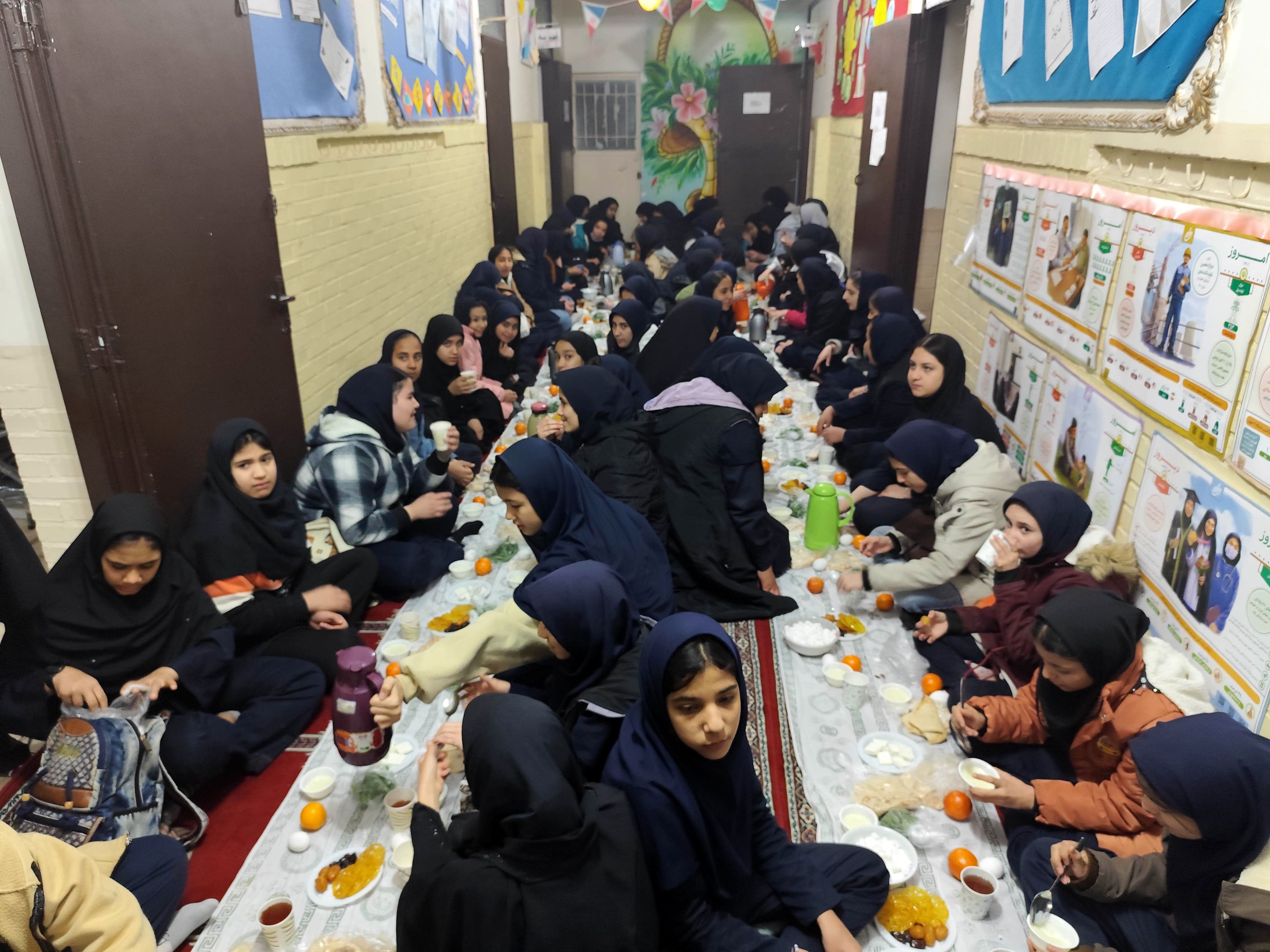 برپایی سفره افطار در دبیرستان امام علی(ع)ناحیه پنج 