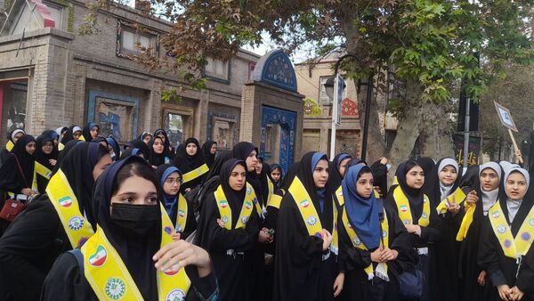 حضور پرشور دانش آموزان مشهد مقدس در راهپیمایی یوم‌الله ۱۳ آبان 