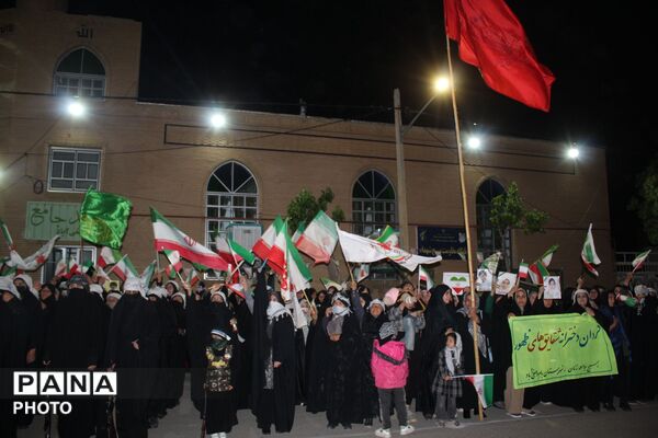 حضور پرشور دختران جان‌فدا در اجتماع شبانه با لباس بسیجی