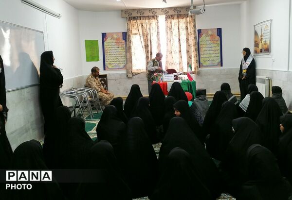 روایتگری جانباز جنگ تحمیلی در دبیرستان حاج مهدی روحانی ارغا شهرستان خلیل آباد