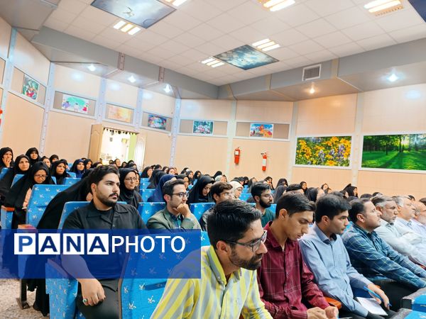 کارگاه آموزشی نحوه ارتباط موثر و درک نیازهای دانش‌آموزان در بهاباد 