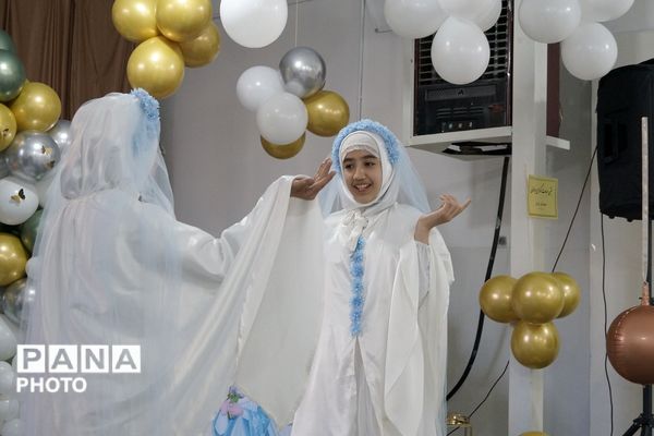 لبخند بندگی در دل‌های کوچک