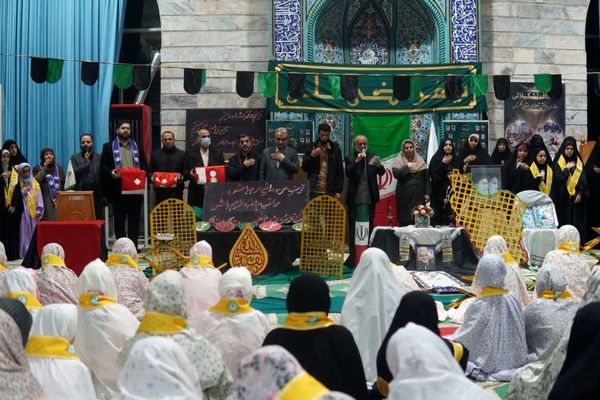 اعتکاف دانش‌آموزی با توزیع بسته «ایرانمون»