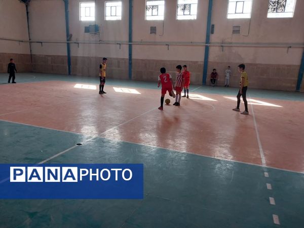 شادی و هیجان دانش‌آموزان در سالن ورزشی 
