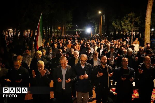 نماز استغاثه به امام زمان؛در کنار شهید گمنام
