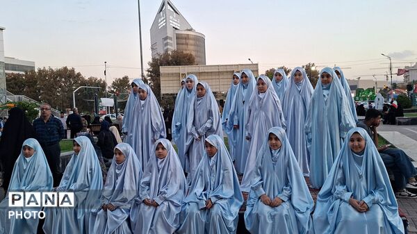نماز جماعت در میدان جانباز مشهد با حضور وزیر آموزش و پرورش