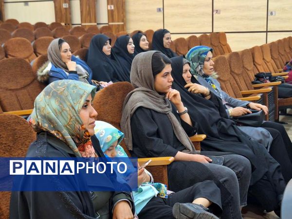 گرامیداشت معلمان و فارغ‌التحصیلان در دبیرستان شهید بابایی