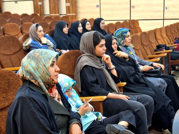 گرامیداشت معلمان و فارغ‌التحصیلان در دبیرستان شهید بابایی