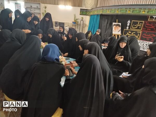محفل هنری نوجوانان در رواق معصومانه حرم کریمه اهل بیت(س)