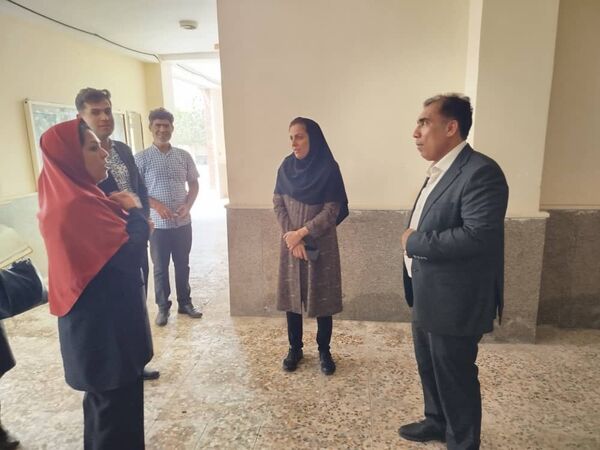 غبارروبی نمازخانه‌های مدارس قشم در آستانه سال تحصیلی جدید