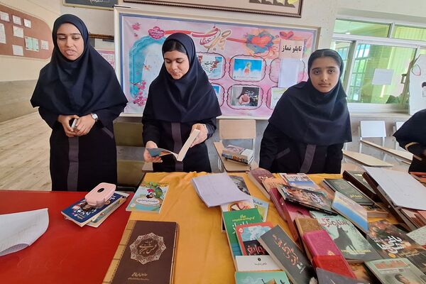 نمایشگاه کوچک کتاب در مدرسه 