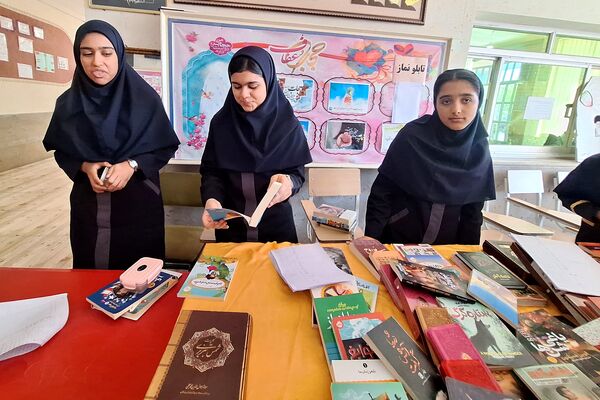 نمایشگاه کوچک کتاب در مدرسه 