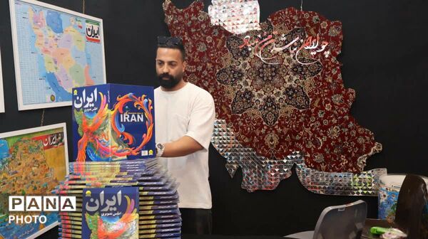 از قصه‌گویی تا رونمایی کتاب؛ نمایشگاهی به یاد کودکان میناب در خیابان حجاب 