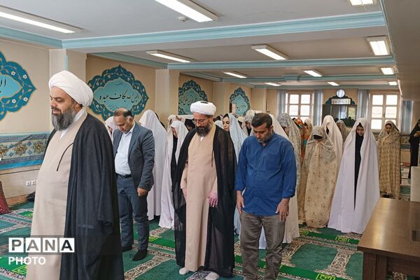 اقامه نماز جماعت در دبیرستان فاطمیه