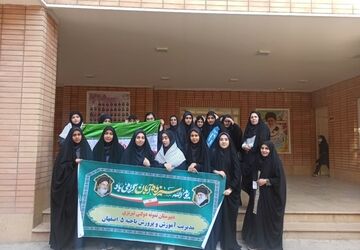 دانش آموزان دبیرستان دخترانه نمونه دولتی تبریزی در روز ۱۳ آبان ماه پر شور و همصداپیام  ملت ایران را با صلابت فریاد زدند
