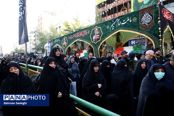 تشییع پیکرهای ۱۰۰ شهید گمنام از مقابل دانشگاه تهران