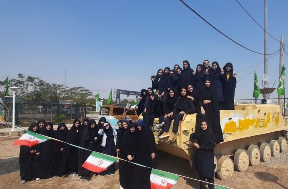 بازدید دانش‌آموزان دبیرستان مهندس نجیمی قم از موزه دفاع مقدس

