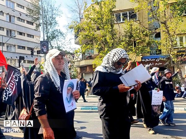 حضور پرشور مردم در خیابان فلسطین برای بدرقه رهبر