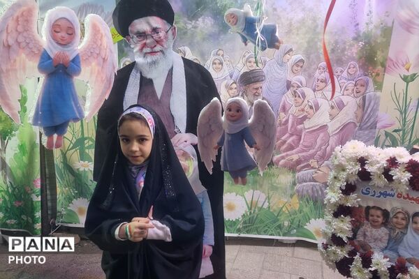 اهدای هدیه به دختران انقلابی دبستان حاتم ناحیه دو شهرری در میدان نماز 