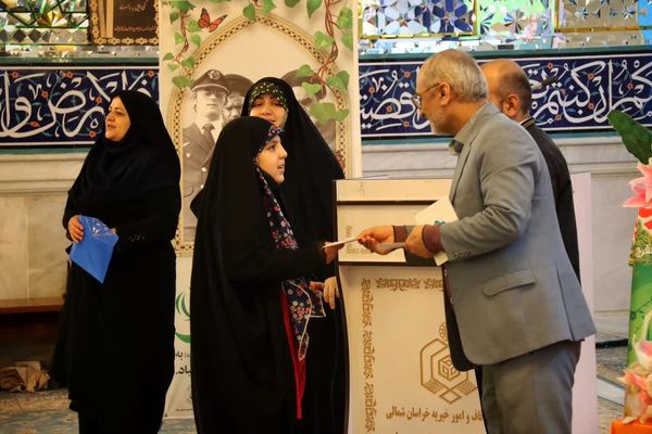 محفل انس با قرآن بانوان به‌مناسبت دهه فجر در امامزاده عباس بن موسی (ع)
