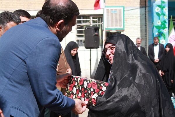 آیین نواختن زنگ بازگشایی مدارس در بهارستان‌2