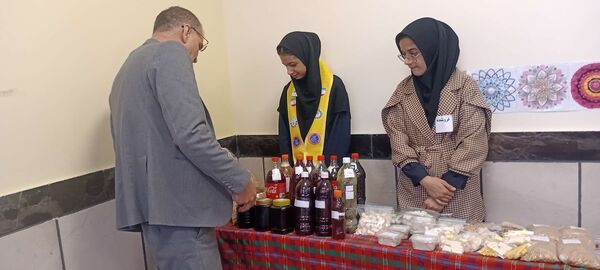 بازدید معاون آموزشی آموزش و پرورش خلیل آباد از بازارچه کار آفرینی جوانه های انقلاب