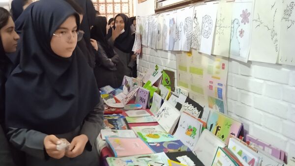 برگزاری نمایشگاه آثار هنری به مناسبت هفته معلم در دبیرستان صدیقه ۲