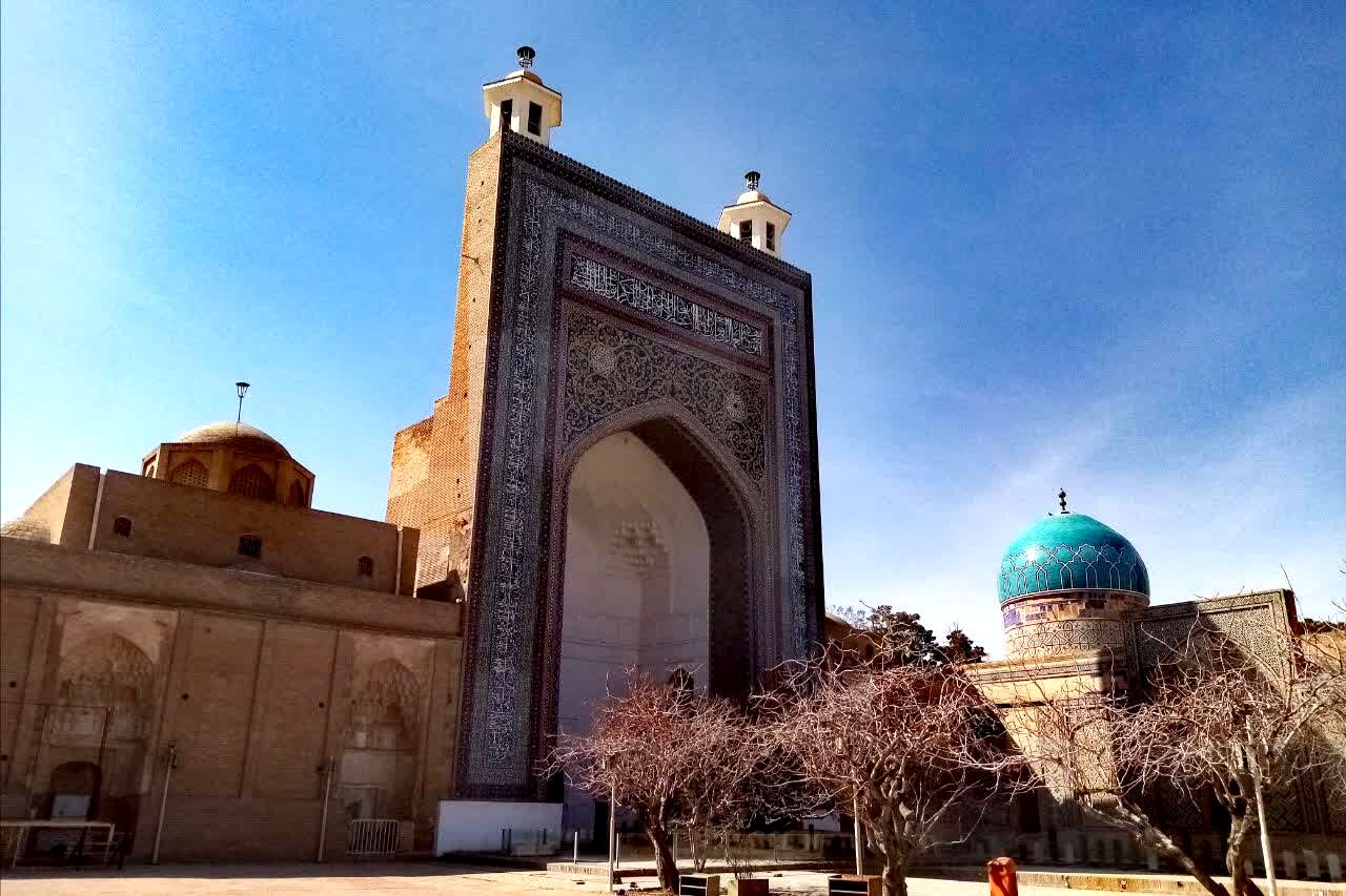 عارفی که در جوانی به خوش‌گذرانی مشغول بود