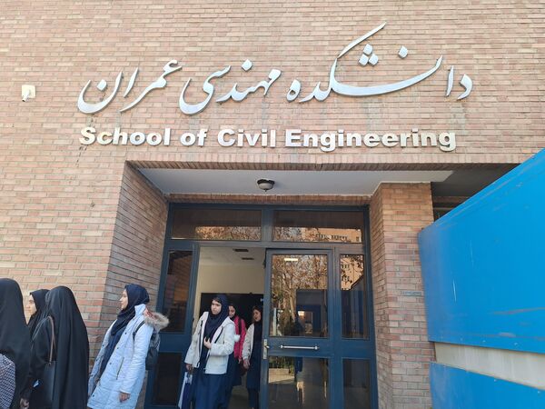 بازدید دانش‌آموزان مدارس هیأت امنایی فرزانگان و شهدای مدافع حرم از دانشگاه صنعتی شریف 