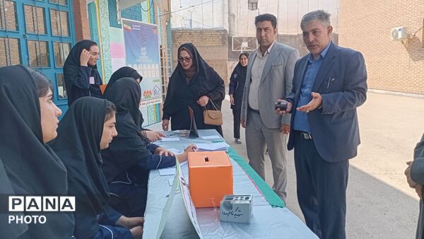 انتخابات انجمن اولیا در دبیرستان نمونه شهید مهناز کائیدی