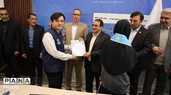 نشست صمیمی اعضای تشکل های دانش آموزی با مدیرکل آموزش وپرورش استان اردبیل