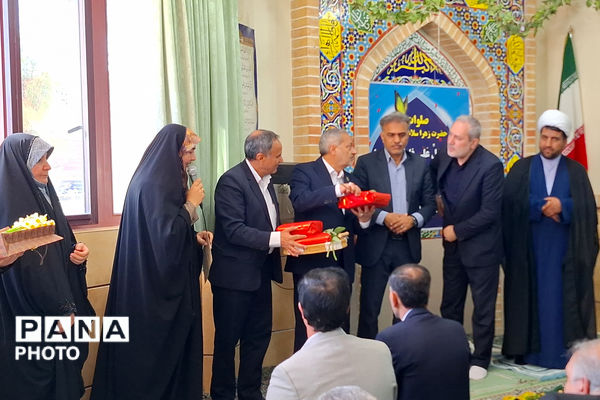 وزیر آموزش و پرورش میهمان دانش‌آموزان مدرسه شاهد دالکی