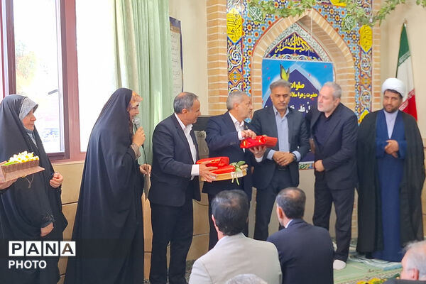 وزیر آموزش و پرورش میهمان دانش‌آموزان مدرسه شاهد دالکی