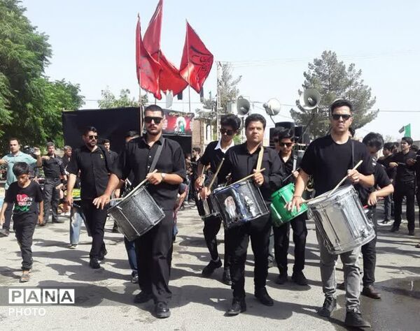 حرکت دسته‌های عزاداری در روستای فدافن همزمان با روز تاسوعای حسینی