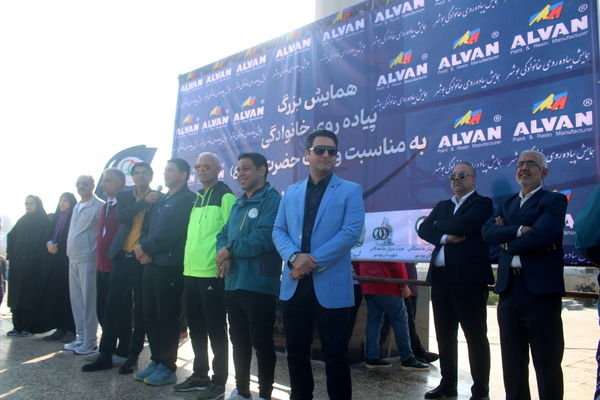 پیاده‌روی خانوادگی در بوشهر