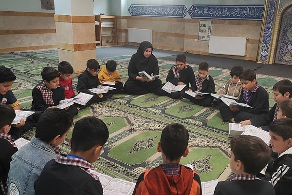 اجرای طرح «لاله‌های روشن» در دبستان شهید نوروزعلی حسینی