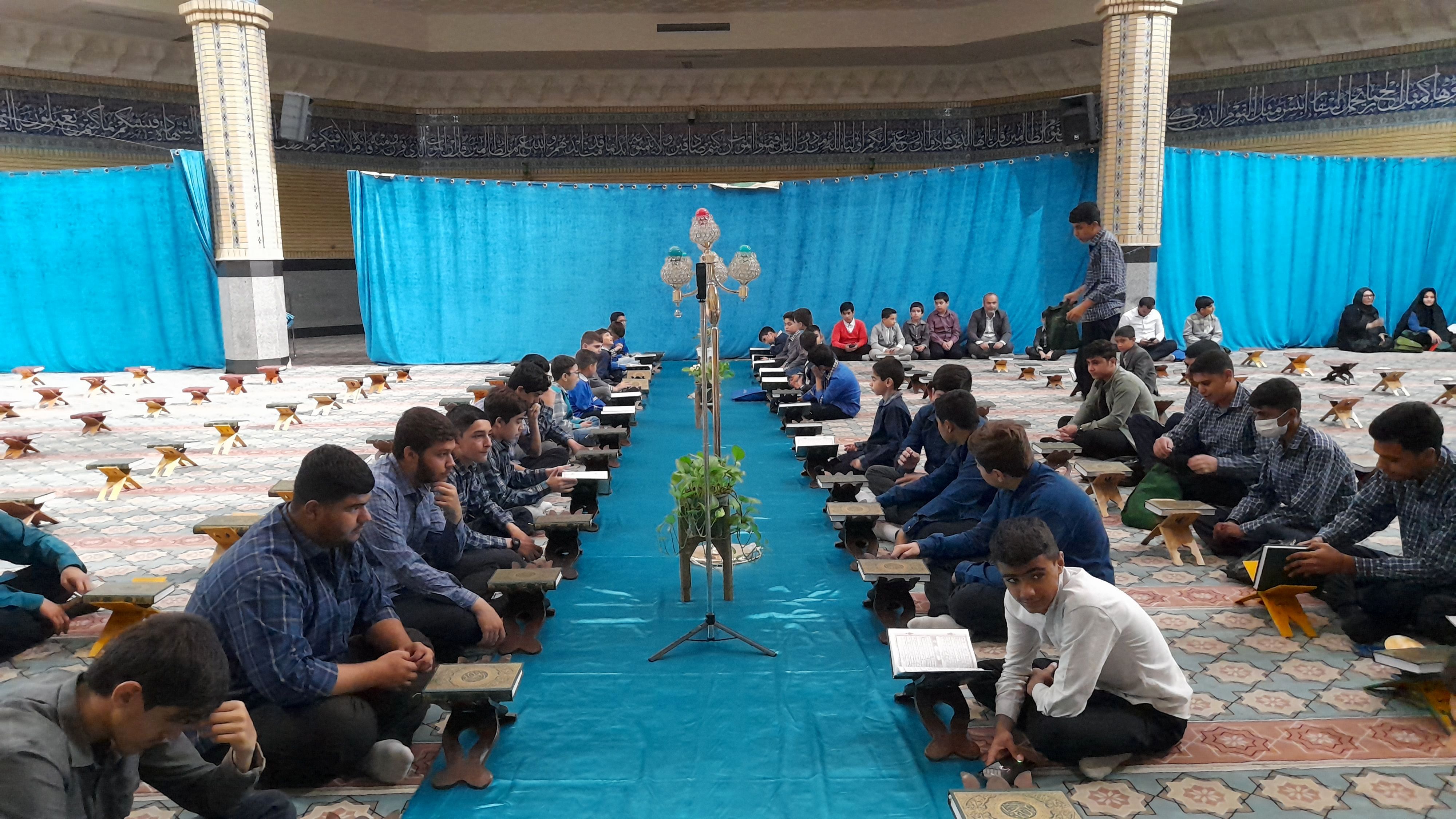 محفل انس با قرآن و تجلیل از نفرات برتر  مسابقات قرآنی در مسجد جامع خامس آل عبا در شهرستان ملارد