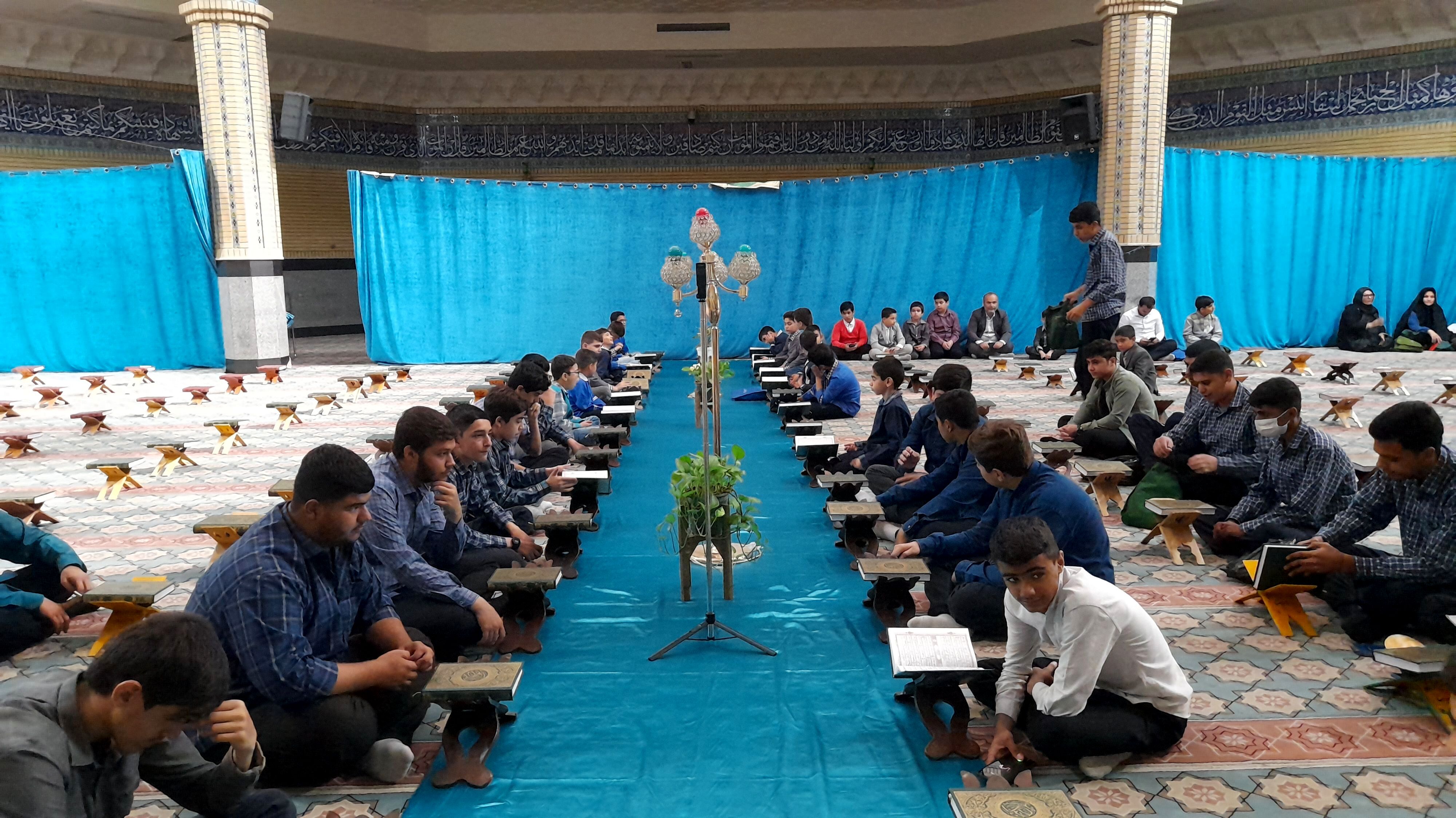 محفل انس با قرآن و تجلیل از نفرات برتر  مسابقات قرآنی در مسجد جامع خامس آل عبا در شهرستان ملارد