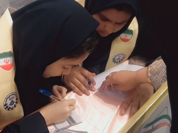 انتخابات شورای دانش آموزی در دبیرستان دخترانه انیس خوش قدم